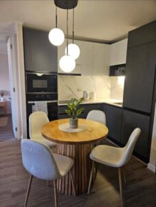 Mesa de madera redonda en elegante cocina